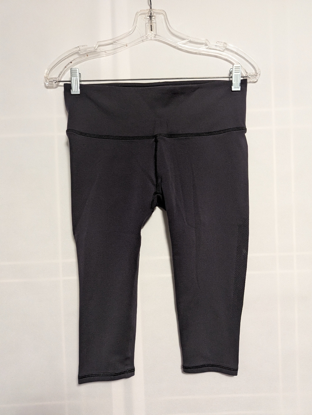 Lululemon Reveal Crops Leggings  Black Capri Mesh Sides workout gym Size 10